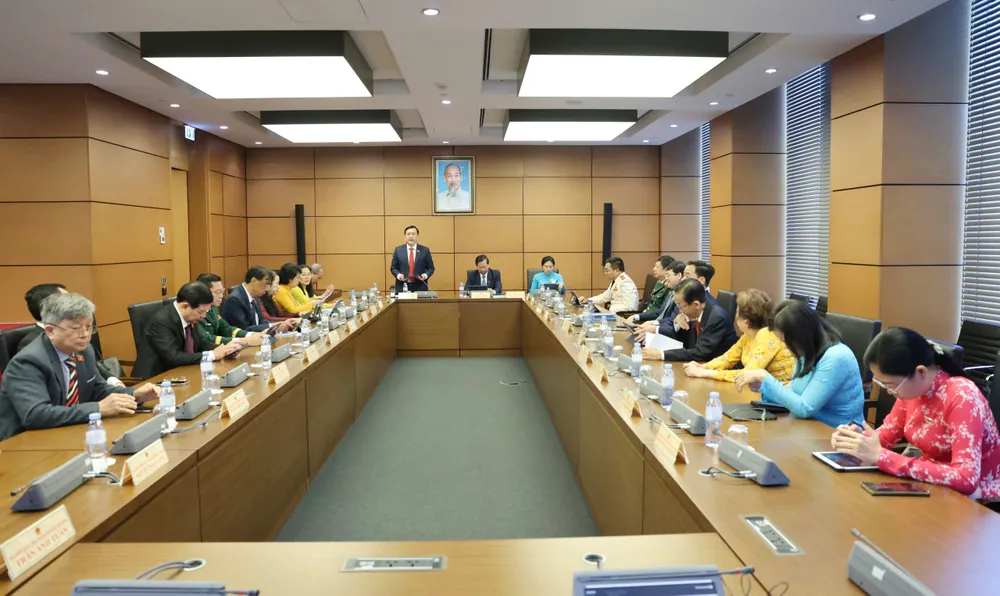 Đoàn đại biểu Quốc hội TPHCM thảo luận tại tổ, sáng 5-5. Ảnh: QUANG PHÚC