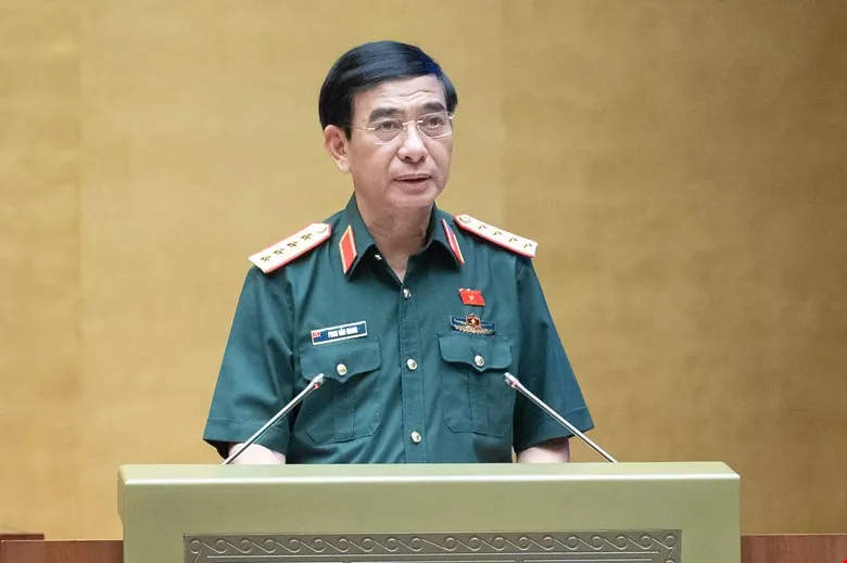 Bộ trưởng Bộ Quốc phòng Phan Văn Giang trình bày tờ trình về dự án Luật Tình trạng khẩn cấp. Ảnh: QUANG PHÚC 