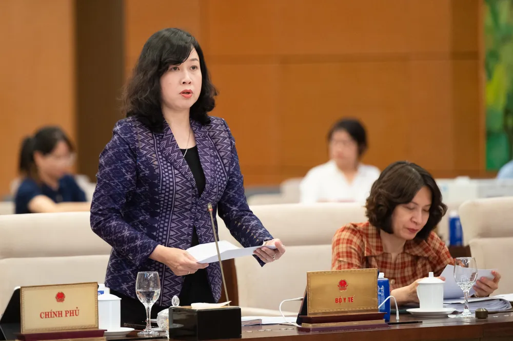 Bộ trưởng Bộ Y tế Đào Hồng Lan trình bày tờ trình tại phiên họp 