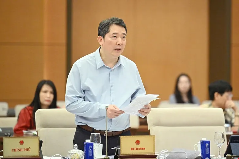 Thứ trưởng Bộ Tài chính Cao Anh Tuấn phát biểu tại phiên họp UBTVQH chiều 4-6