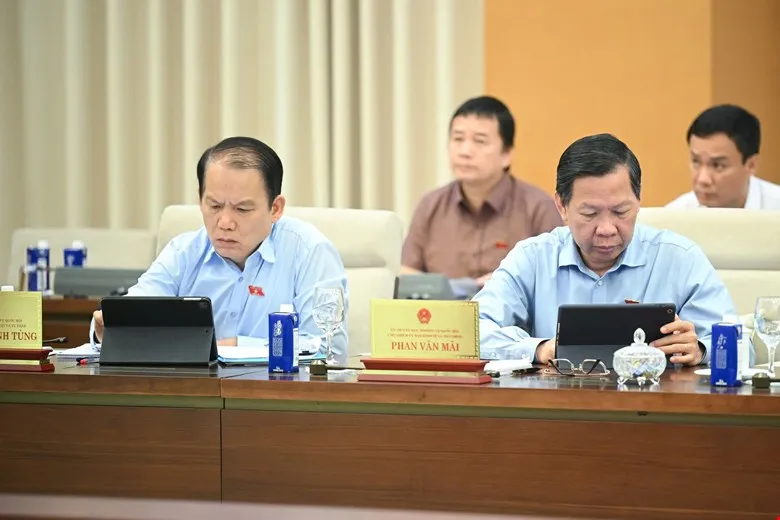 Các đại biểu dự phiên họp