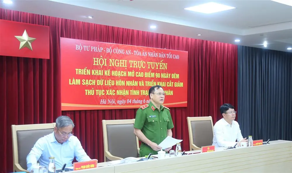 Trung tướng Nguyễn Văn Long, Thứ trưởng Bộ Công an (giữa); đồng chí Nguyễn Thanh Tịnh, Thứ trưởng Bộ Tư pháp (bên phải); đồng chí Phạm Quốc Hưng, Phó Chánh án Tòa án nhân dân tối cao đồng chủ trì Hội nghị