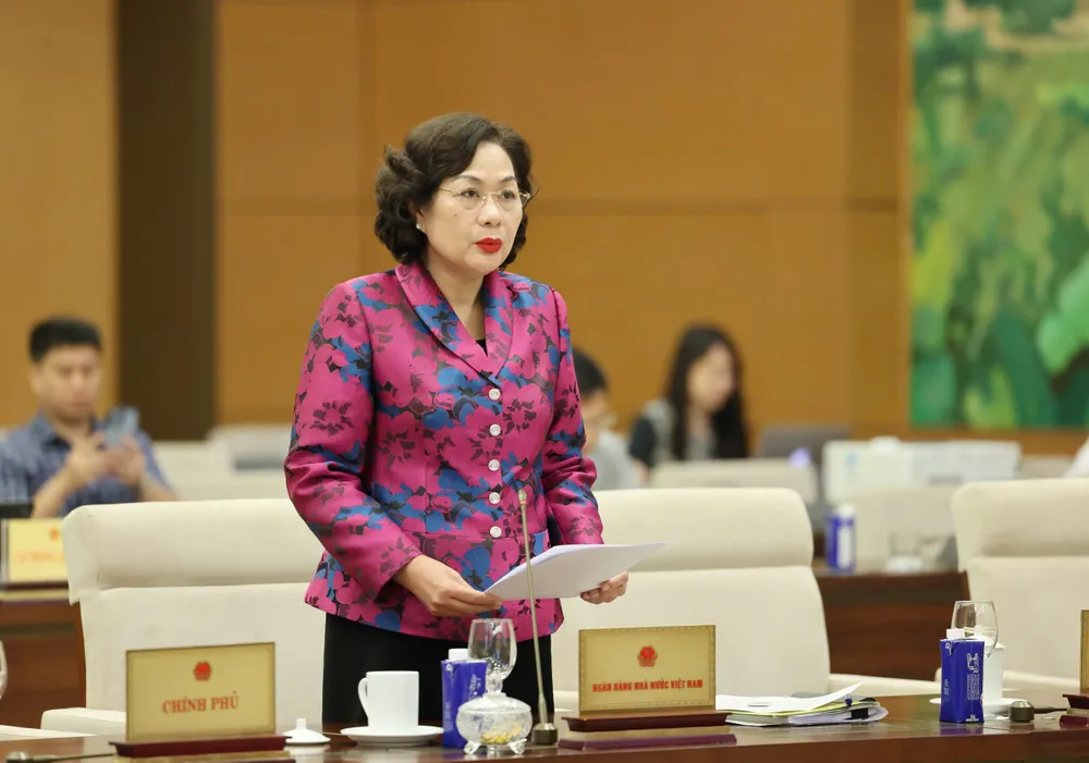 Thống đốc Ngân hàng Nhà nước Nguyễn Thị Hồng giải trình tại phiên họp. Ảnh: QUANG PHÚC