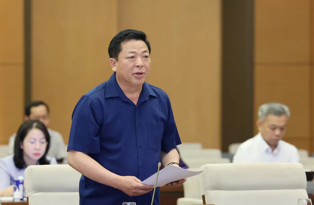 Bộ trưởng Bộ Xây dựng Trần Hồng Minh trình bày tờ trình về dự án đường Vành đai 4 TPHCM. Ảnh: QUANG PHÚC