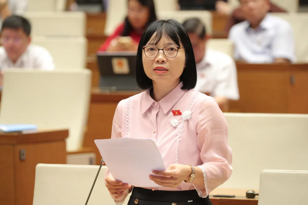 ĐB Nguyễn Thị Việt Nga (Hải Dương) phát biểu tại hội trường Diên Hồng. Ảnh: PHẠM THẮNG