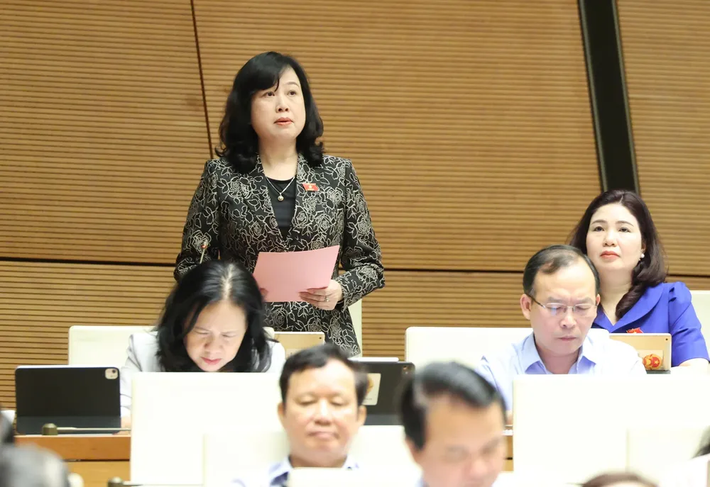 Bộ trưởng Bộ Y tế Đào Hồng Lan phát biểu tại phiên họp của Quốc hội sáng 18-6. Ảnh: QUANG PHÚC 