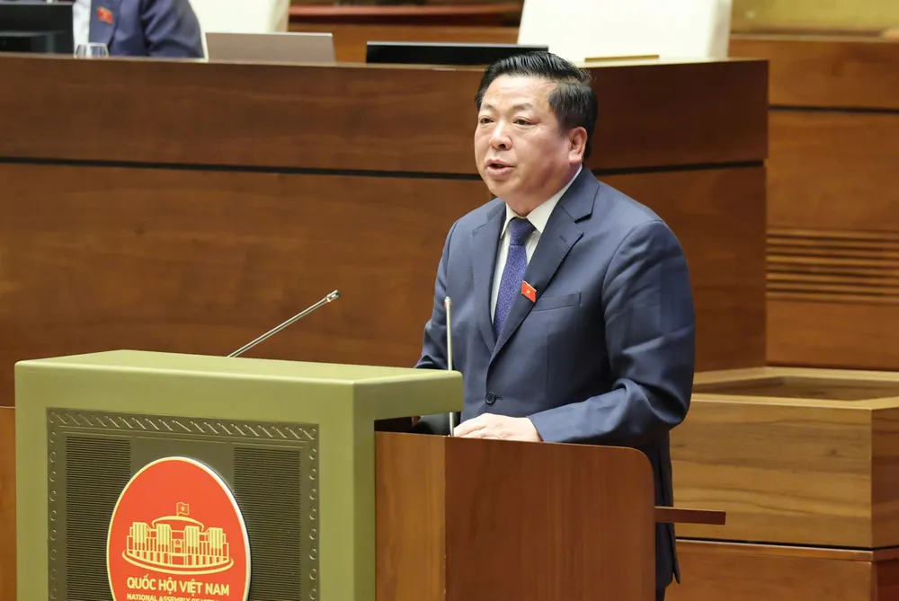 Bộ trưởng Bộ Xây dựng Trần Hồng Minh báo cáo Quốc hội về dự án đường vành đai 4 TPHCM. Ảnh: QUANG PHÚC