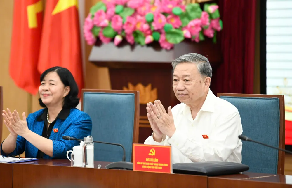 Tổng Bí thư Tô Lâm, Bí thư Thành ủy Hà Nội Bùi Thị Minh Hoài dự cuộc tiếp xúc. Ảnh: VIẾT CHUNG