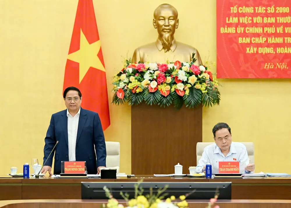 Bí thư Đảng ủy Chính phủ, Thủ tướng Chính phủ Phạm Minh Chính và Bí thư Đảng ủy Quốc hội, Chủ tịch Quốc hội Trần Thanh Mẫn đồng chủ trì hội nghị. Ảnh: VIẾT CHUNG