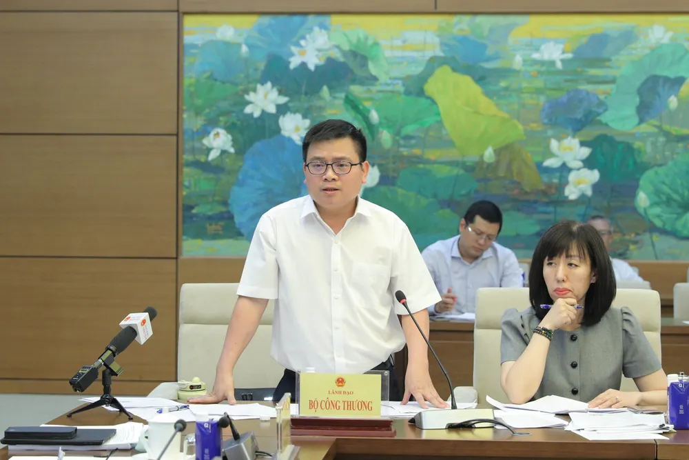 Thứ trưởng Bộ Công thương Trương Thanh Hoài báo cáo tại cuộc làm việc chiều 21-7