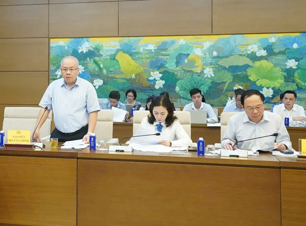 Thứ trưởng Bộ Tài chính Đỗ Thành Trung báo cáo tại cuộc làm việc