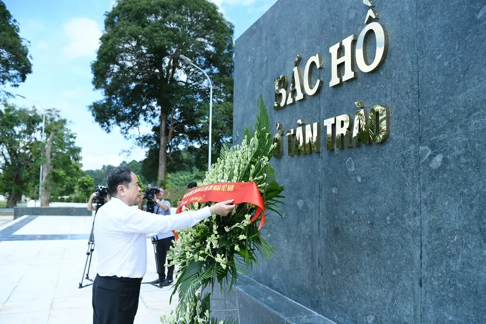 Chủ tịch Quốc hội Trần Thanh Mẫn dâng hoa tưởng nhớ Chủ tịch Hồ Chí Minh và các bậc tiền bối cách mạng tại Tuyên Quang. Ảnh: LÂM HIỂN 