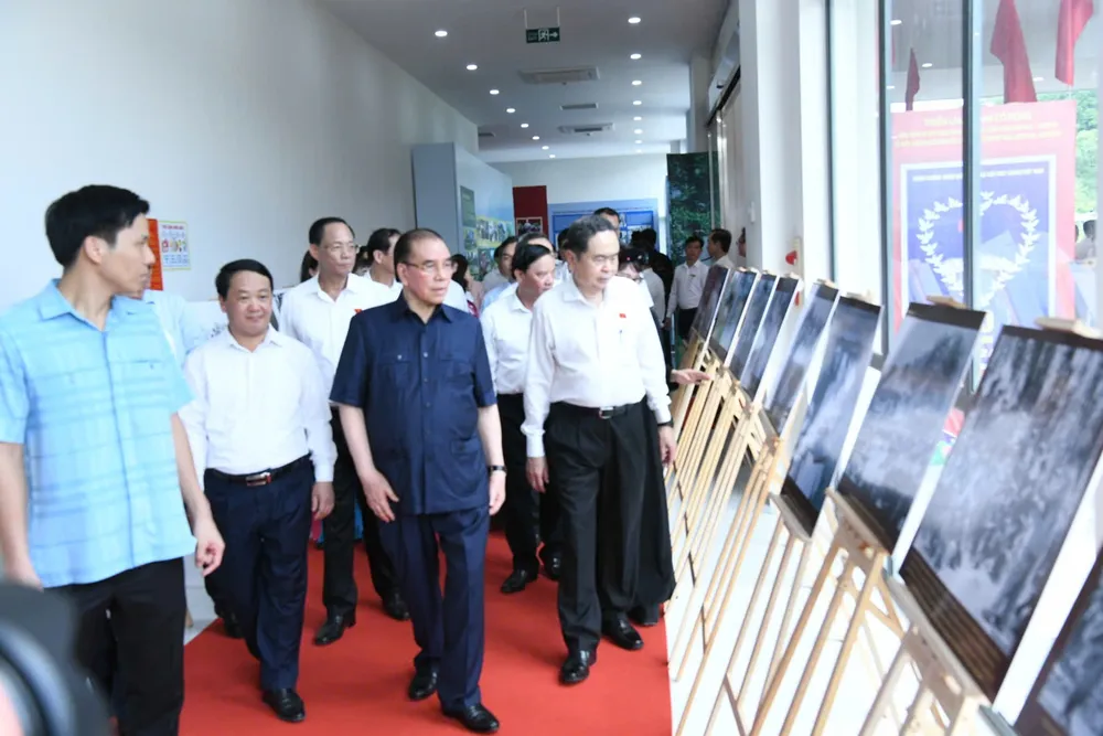 Nguyên Tổng Bí thư Nông Đức Mạnh, Chủ tịch Quốc hội Trần Thanh Mẫn và các đại biểu tham quan triển lãm chuyên đề “Từ Quốc dân Đại hội Tân Trào đến Quốc hội hôm nay”. Ảnh: LÂM HIỂN