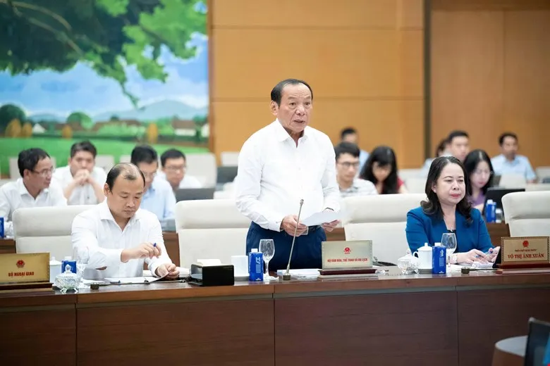 Bộ trưởng Bộ VH-TT-DL Nguyễn Văn Hùng trình bày về dự thảo sửa đổi Luật Báo chí