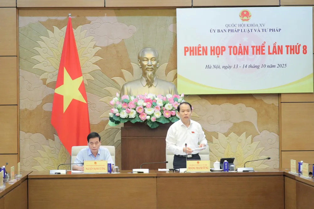 Chủ nhiệm Ủy ban Pháp luật và Tư pháp Hoàng Thanh Tùng chủ trì phiên họp