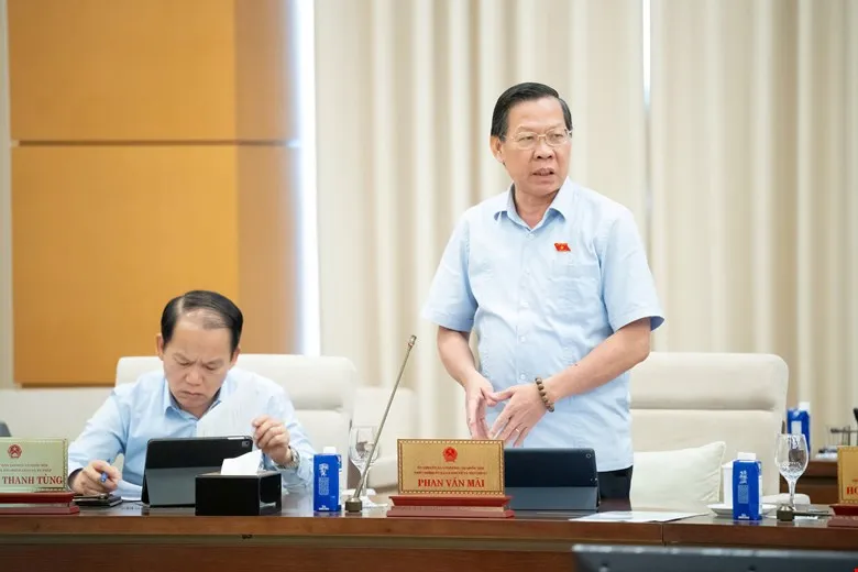 Chủ nhiệm Ủy ban Kinh tế và Tài chính Phan Văn Mãi phát biểu tại phiên họp 
