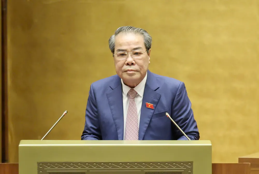 Ủy viên Ủy ban Thường vụ Quốc hội Dương Thanh Bình trình bày báo cáo giải trình, tiếp thu, chỉnh lý dự thảo Luật Hoạt động giám sát của Quốc hội và HĐND (sửa đổi), sáng 24-10. Ảnh: QUANG PHÚC