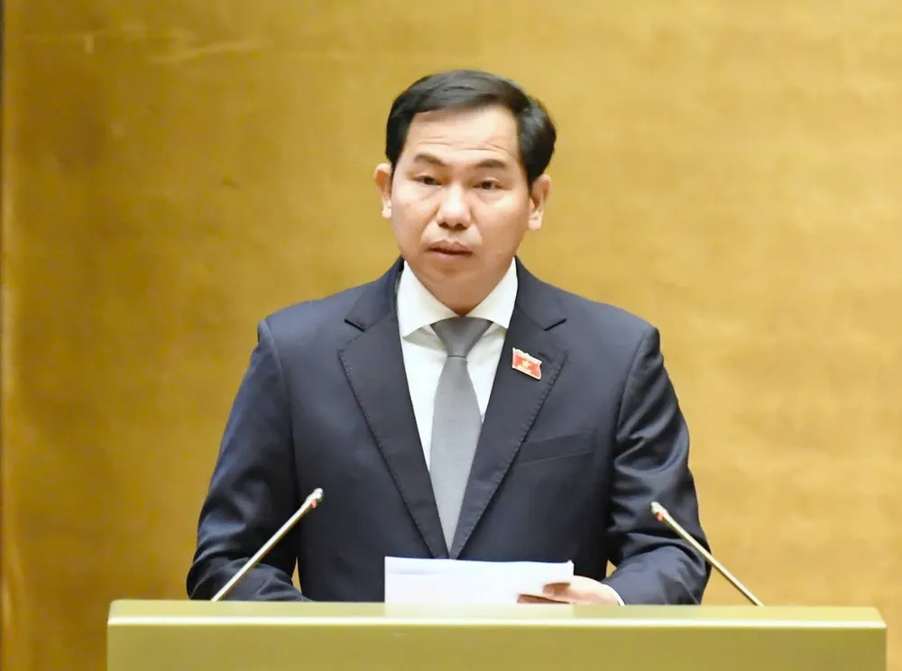 Tổng Thư ký Quốc hội - Chủ nhiệm Văn phòng Quốc hội Lê Quang Mạnh trình bày báo cáo của Đoàn giám sát của Quốc hội về việc thực hiện chính sách, pháp luật về bảo vệ môi trường, sáng 28-10. Ảnh: VIẾT CHUNG