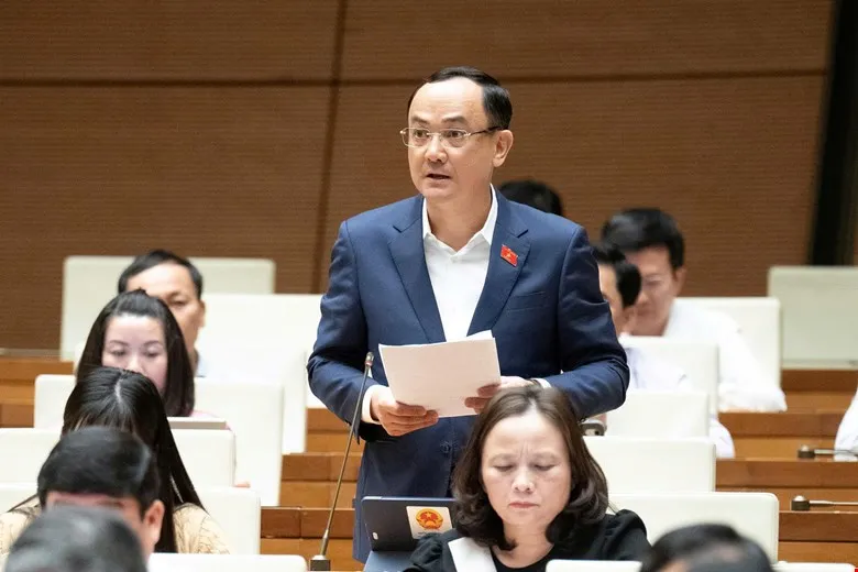 ĐB Nguyễn Ngọc Sơn (Hải Phòng) phát biểu tại hội trường sáng 28-10. Ảnh: QUANG PHÚC