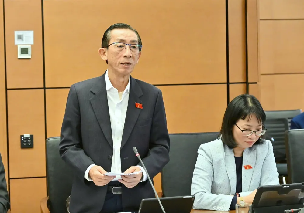 ĐB Trần Hoàng Ngân (TPHCM) thảo luận tại tổ, sáng 5-11. Ảnh: VIẾT CHUNG