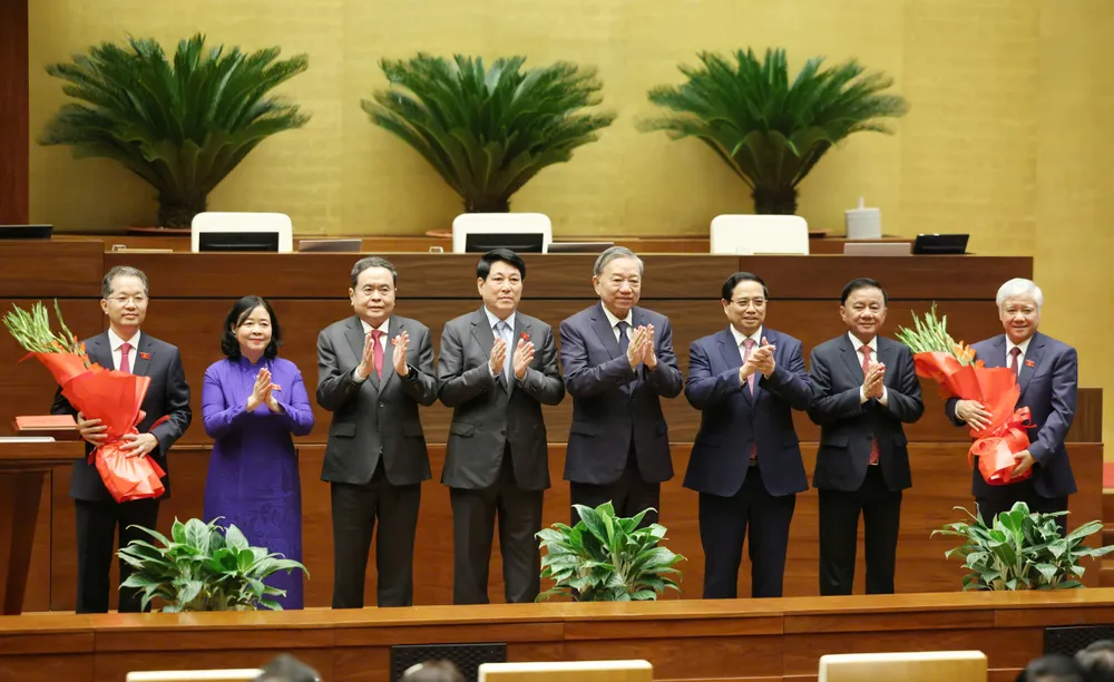 Tổng Bí thư Tô Lâm và các đồng chí lãnh đạo Đảng, Nhà nước tặng hoa chúc mừng Phó Chủ tịch Quốc hội Đỗ Văn Chiến và Chánh án Tòa án nhân dân tối cao Nguyễn Văn Quảng, sáng 10-11. Ảnh: QUANG PHÚC