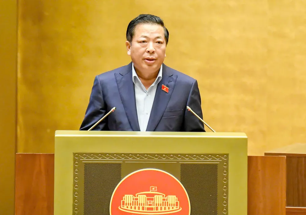 Bộ trưởng Bộ Xây dựng Trần Hồng Minh trình bày tờ trình về chủ trương đầu tư dự án xây dựng Cảng hàng không quốc tế Gia Bình, sáng 14-11. Ảnh: VIẾT CHUNG