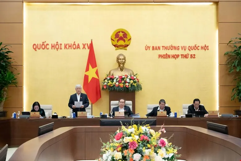 Phó Chủ tịch Thường trực Quốc hội Đỗ Văn Chiến điều hành phiên họp 