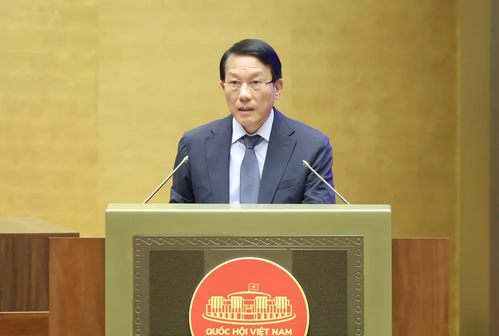 Đại tướng Lương Tam Quang, Bộ trưởng Bộ Công an trình bày báo cáo công tác phòng, chống tội phạm và vi phạm pháp luật năm 2025. Ảnh: QUANG PHÚC