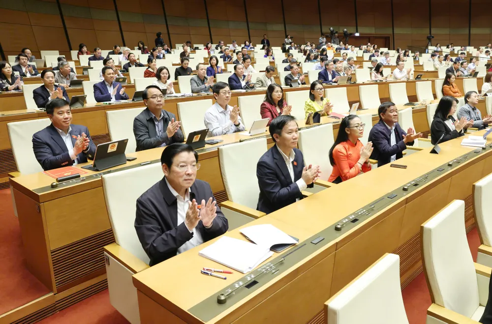 Đại biểu Quốc hội biểu quyết thông qua các luật, nghị quyết, sáng 10-12. Ảnh: QUANG PHÚC