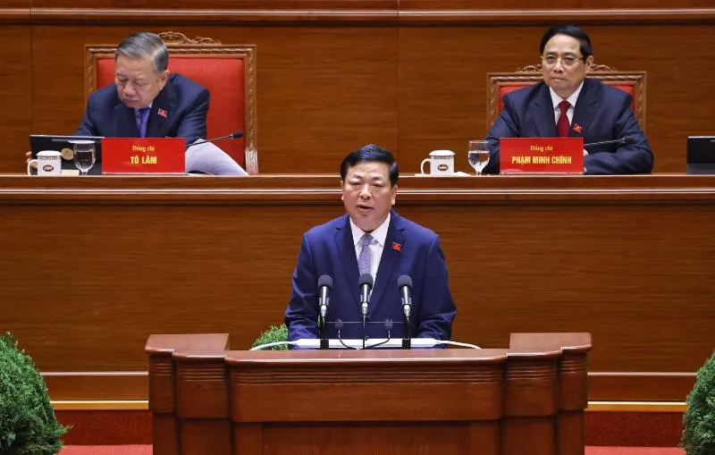 Bộ trưởng Bộ Xây dựng Trần Hồng Minh trình bày tham luận “Đột phá phát triển kết cấu hạ tầng trong bối cảnh mới”. Ảnh: QUANG PHÚC 