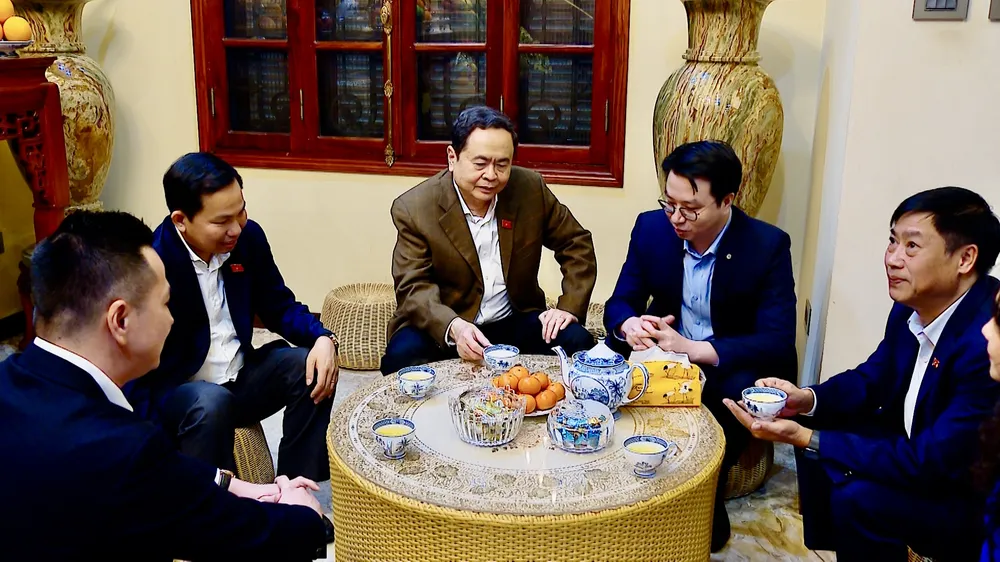 trò chuyện - Đại Quang .jpg