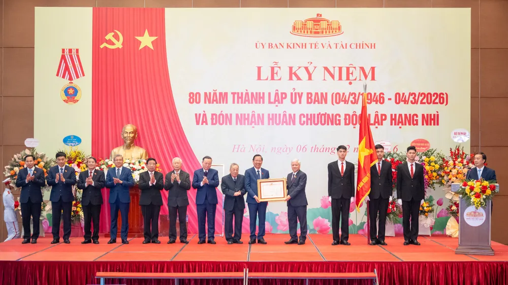 Phó Chủ tịch Thường trực Quốc hội Đỗ Văn Chiến trao Huân chương Độc lập hạng Nhì tặng tập thể Ủy ban Kinh tế và Tài chính