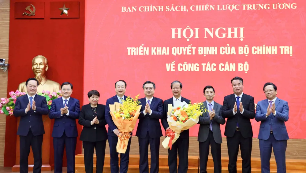 Lãnh đạo Ban Chính sách, chiến lược Trung ương Nguyễn Thanh Nghị chúc mừng các tân Phó Trưởng Ban 