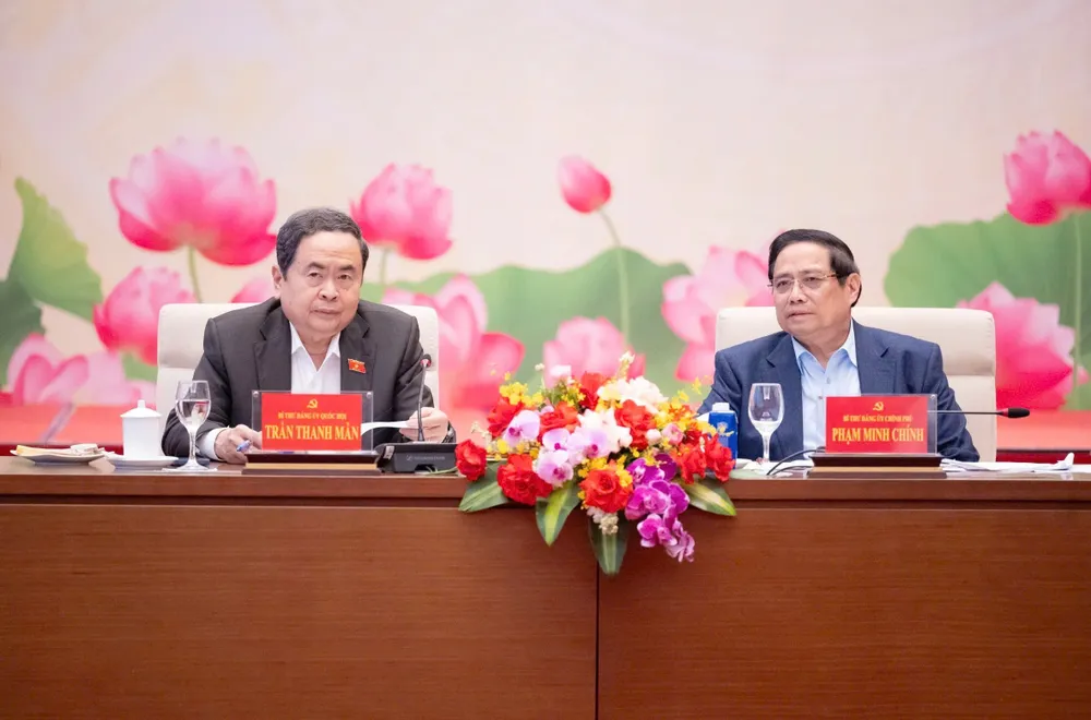 Bí thư Đảng ủy Quốc hội, Chủ tịch Quốc hội Trần Thanh Mẫn và Bí thư Đảng ủy Chính phủ, Thủ tướng Chính phủ Phạm Minh Chính đồng chủ trì Hội nghị Ban Thường vụ Đảng ủy Quốc hội với Ban Thường vụ Đảng ủy Chính phủ về nội dung, chương trình kỳ họp thứ nhất, Quốc hội khóa XVI, chiều 9-3. Ảnh: VIẾT CHUNG