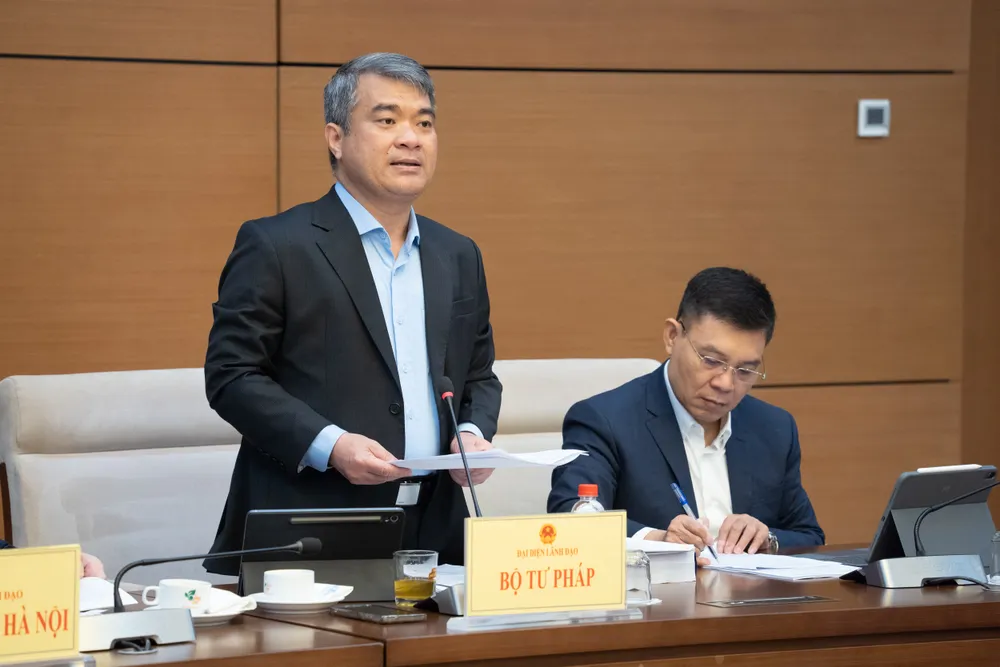 Thứ trưởng Bộ Tư pháp Nguyễn Thanh Tú trình bày tờ trình