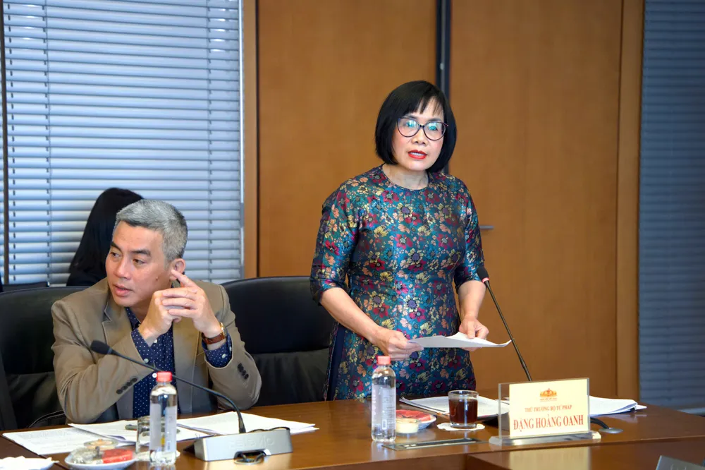 Thứ trưởng Bộ Tư pháp Đặng Hoàng Oanh trình bày Tờ trình dự thảo nghị quyết 