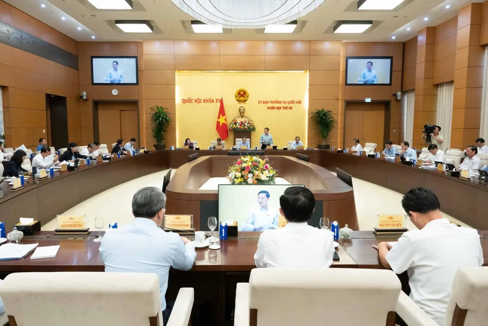 Quang cảnh phiên họp UBTVQH xem xét, thông qua nghị quyết