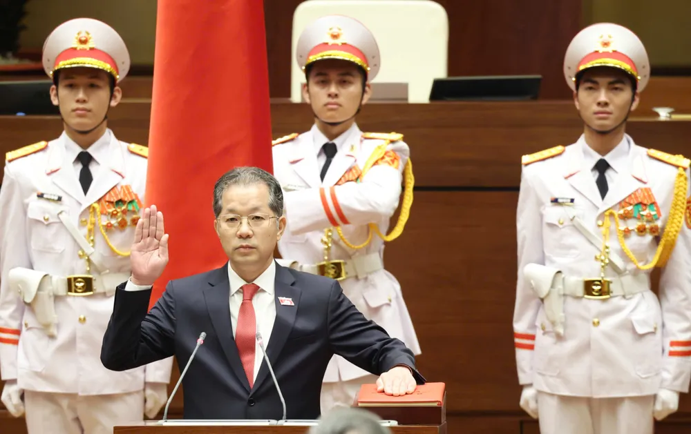Chánh án Tòa án nhân dân tối cao Nguyễn Văn Quảng thực hiện nghi thức tuyên thệ. Ảnh: QUANG PHÚC