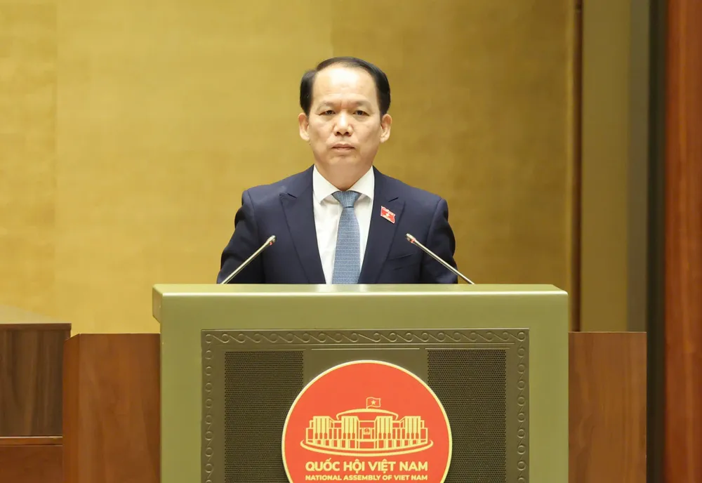 Bộ trưởng Bộ Tư pháp Hoàng Thanh Tùng trình bày các tờ trình, chiều 8-4. Ảnh: QUANG PHÚC