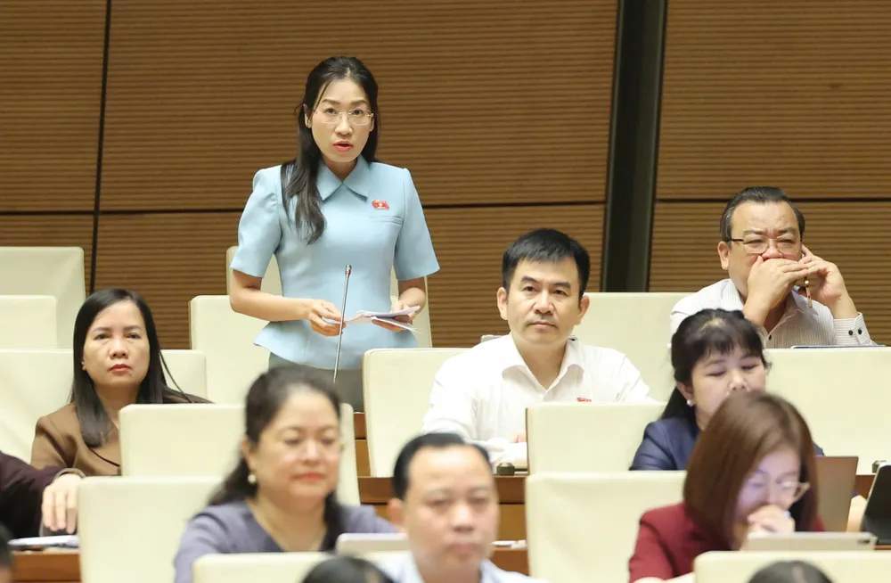 ĐB Hoàng Thị Thanh Thúy (Tây Ninh) phát biểu tại hội trường, sáng 12-4. Ảnh: QUANG PHÚC