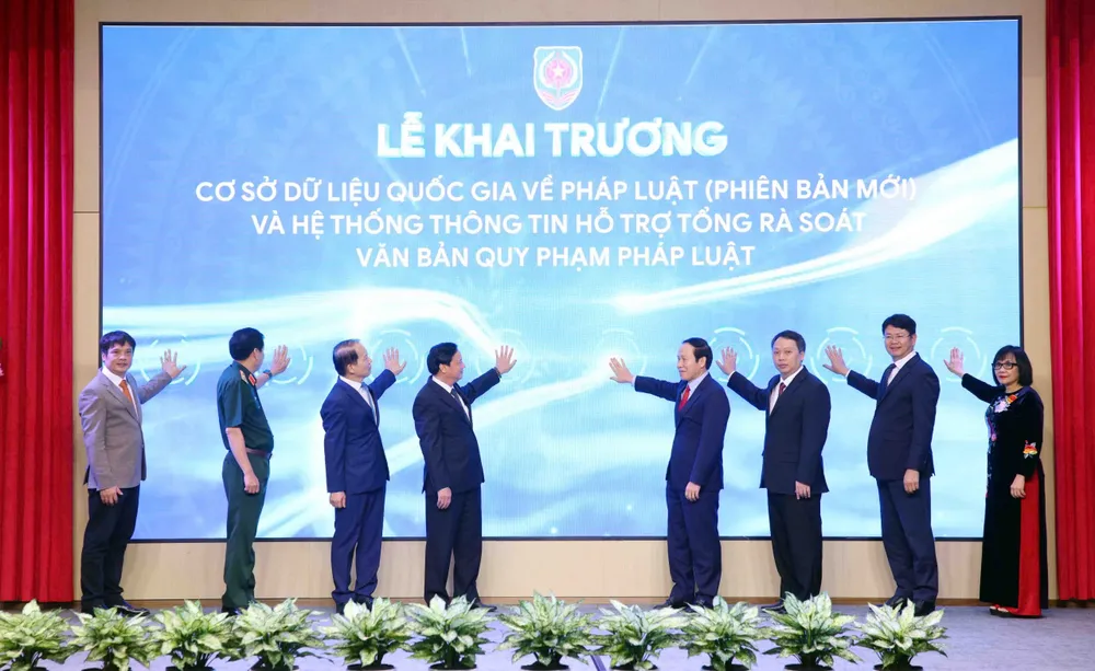 Phó Thủ tướng Chính phủ Lê Tiến Châu, Phó Chủ tịch Quốc hội Nguyễn Khắc Định, Bộ trưởng Bộ Tư pháp Hoàng Thanh Tùng và các đại biểu khai trương cơ sở dữ liệu quốc gia về pháp luật (phiên bản mới) 