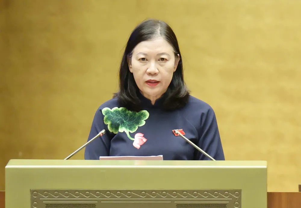 Bà Lê Thị Nga, Chủ nhiệm Ủy ban Dân nguyện và Giám sát của Quốc hội trình bày Tờ trình về dự kiến chương trình giám sát của Quốc hội năm 2027. Ảnh: QUANG PHÚC