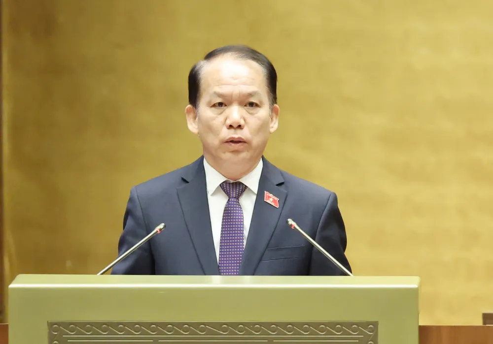 Bộ trưởng Bộ Tư pháp Hoàng Thanh Tùng trình bày báo cáo giải trình, tiếp thu, chỉnh lý dự thảo Nghị quyết của Quốc hội về thực hiện thí điểm chế định luật sư công. Ảnh: QUANG PHÚC