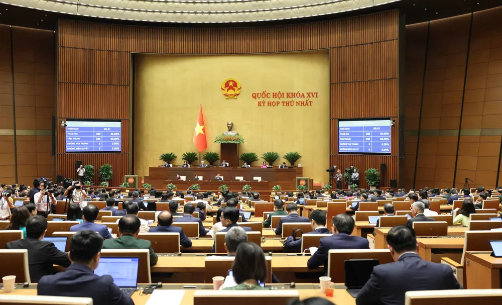 Quốc hội biểu quyết thông qua Nghị quyết về phê chuẩn quyết toán ngân sách nhà nước năm 2024. Ảnh: QUANG PHÚC
