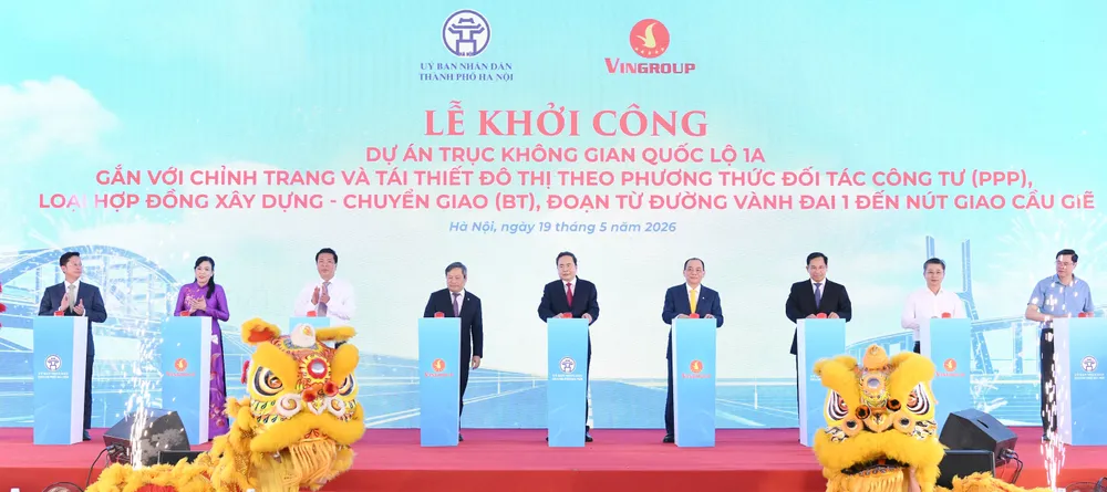 Chủ tịch Quốc hội Trần Thanh Mẫn và các đại biểu thực hiện nghi thức khởi công dự án. Ảnh: CẨM HÀ 