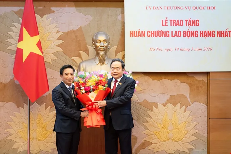 19 Tặng hoa .jpg