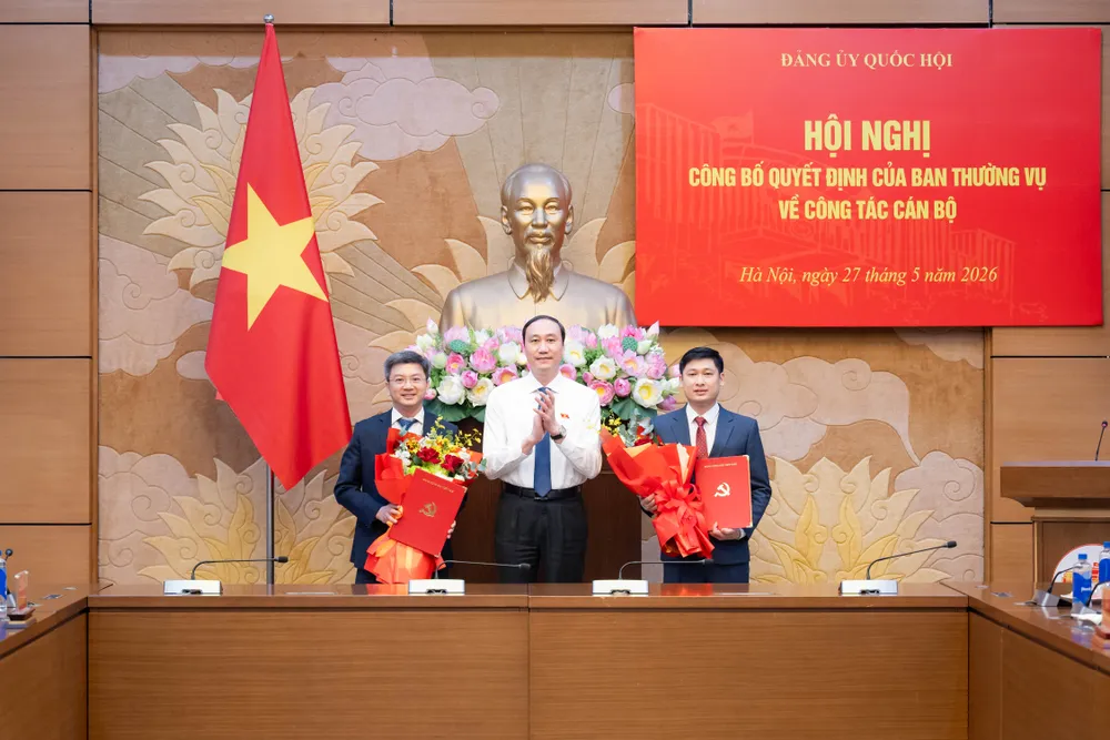 trao - tặng hoa 27.jpg