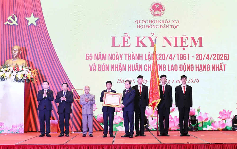 Thay mặt lãnh đạo Đảng và Nhà nước, Chủ tịch Quốc hội Trần Thanh Mẫn trao Huân chương Lao động hạng nhất tặng Hội đồng Dân tộc. Ảnh: CẨM HÀ 