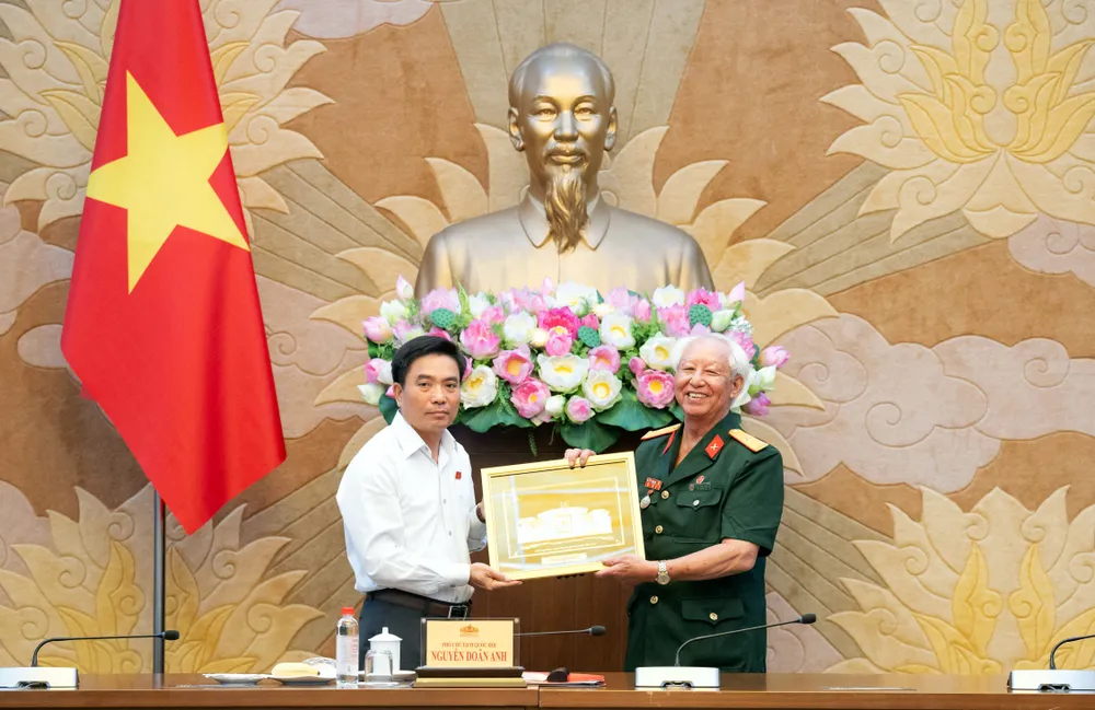 Phó Chủ tịch Quốc hội, Thượng tướng Nguyễn Doãn Anh tặng quà Đoàn đại biểu của Bảo tàng Chiến sĩ cách mạng bị địch bắt, tù đày. Ảnh: CẨM HÀ 