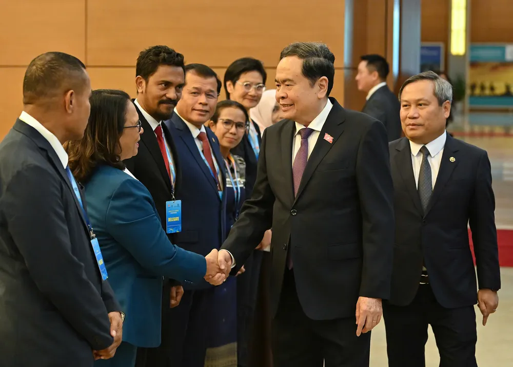 Chủ tịch Quốc hội Trần Thanh Mẫn với lãnh đạo của các thành phố tiêu biểu của khu vực ASEAN. Ảnh: QUANG PHÚC